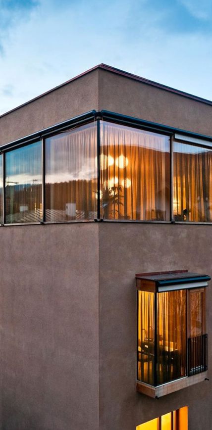 Il centro residenziale di cura Brunico con tutte le finestre illuminate