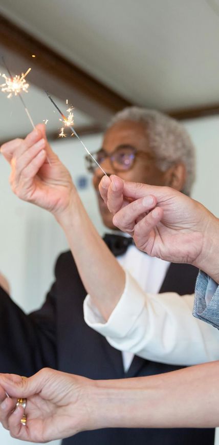 Mehrere Personen haben Sternspritzer in der Hand und singen ein Geburtstagsständchen