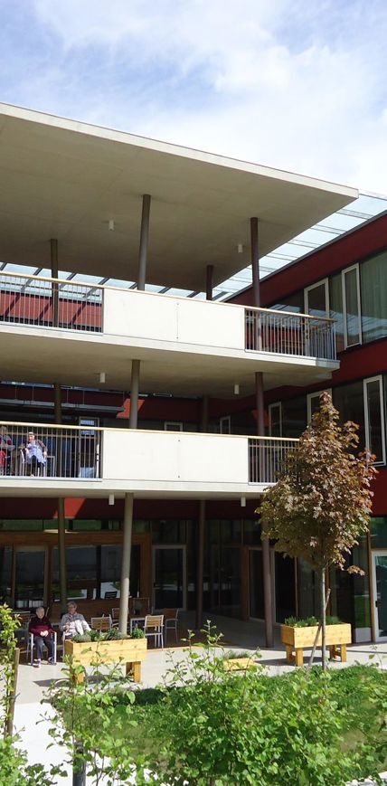 Gli ospiti del centro residenziale di cura Valdora sui balconi e in terrazza