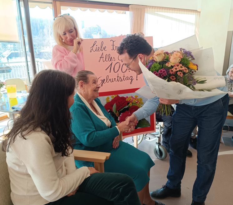 Eine Bewohnerin feiert ihren 100. Geburtstag