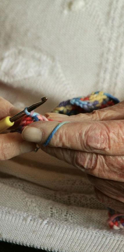 Un'ospite lavora all'uncinetto