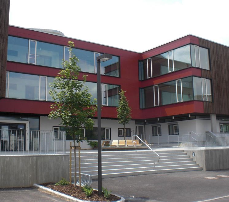 Il centro residenziale di cura a Valdora visto dal parcheggio