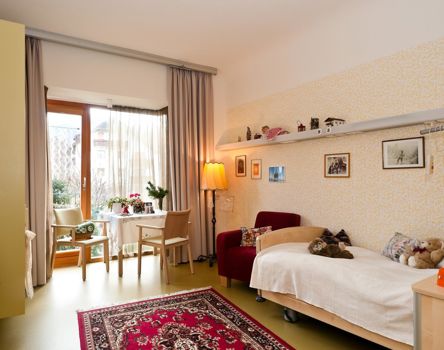 Una camera accogliente con tanti oggetti personali